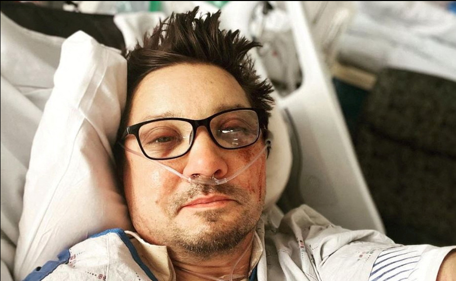 Jeremy Renner posted selfies from the hospital
